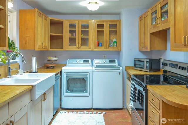 1917 NE 143rd St, Seattle, WA 98125 - laundry area with washer and clothes dryer and light tile patterned floors