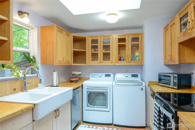 1917 NE 143rd St, Seattle, WA 98125 - clothes washing area featuring washing machine and dryer and a skylight
