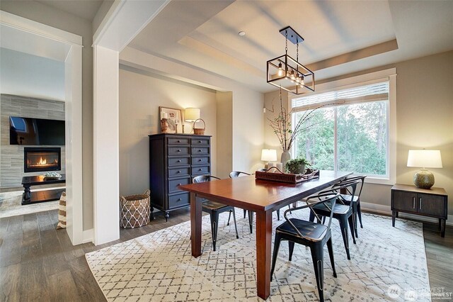 7223 NE 118th Ct, Kirkland, WA 98034 - dining space featuring a raised ceiling, wood finished floors, and baseboards