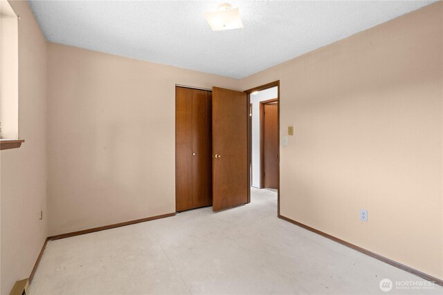 empty room featuring baseboards