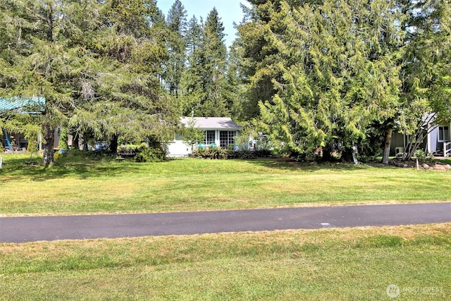 131 N Fairway Dr W, Hoodsport, WA 98548 - view of front of home featuring a front yard