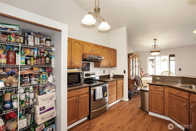 1431 Chatham Dr SE, Olympia, WA 98513 - kitchen featuring stainless steel electric range, under cabinet range hood, dark countertops, light wood finished floors, and pendant lighting