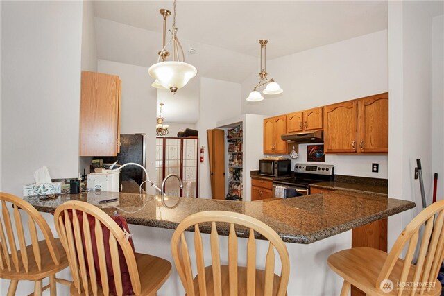 1431 Chatham Dr SE, Olympia, WA 98513 - kitchen featuring electric range, black microwave, under cabinet range hood, a peninsula, and a kitchen bar