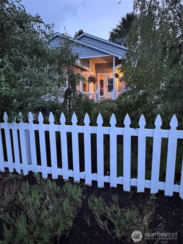 2615 Sea Crest Ave N, Long Beach, WA 98631 - view of front facade featuring a fenced front yard