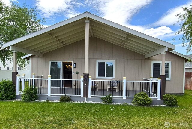 500 E Linden Ave, Moses Lake, WA 98837 - rear view of house featuring a lawn