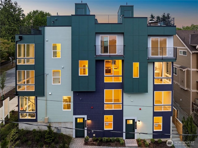 1521 N 39th St, Seattle, WA 98103 - view of property at dusk
