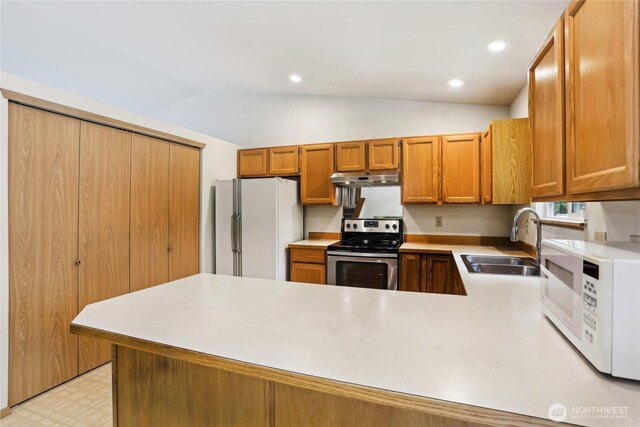 12515 NE 107th Pl, Kirkland, WA 98033 - kitchen featuring white appliances, a sink, under cabinet range hood, a peninsula, and vaulted ceiling