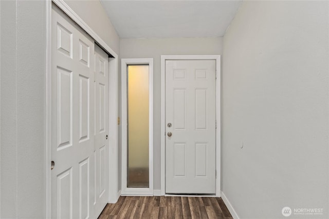 2404 Sumner Ave, Aberdeen, WA 98520 - entryway featuring dark wood-style flooring and baseboards