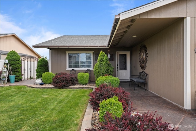 985 S 10th Ave, Othello, WA 99344 - entrance to property featuring a lawn and roof with shingles