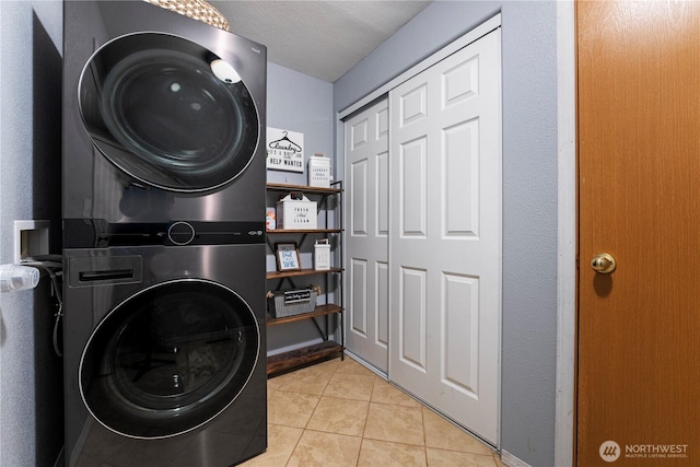985 S 10th Ave, Othello, WA 99344 - clothes washing area featuring stacked washer / dryer and light tile patterned floors