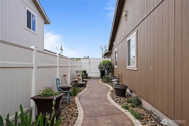 985 S 10th Ave, Othello, WA 99344 - fenced backyard featuring cooling unit
