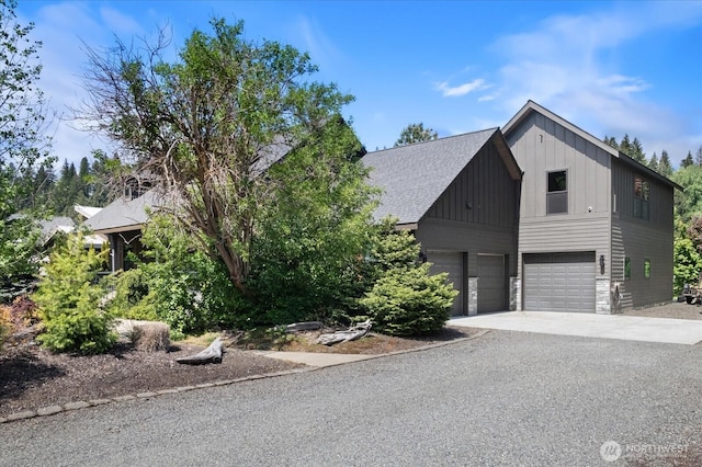 381 Pebble Beach Dr, Cle Elum, WA 98922 - modern inspired farmhouse featuring board and batten siding, an attached garage, driveway, and stone siding