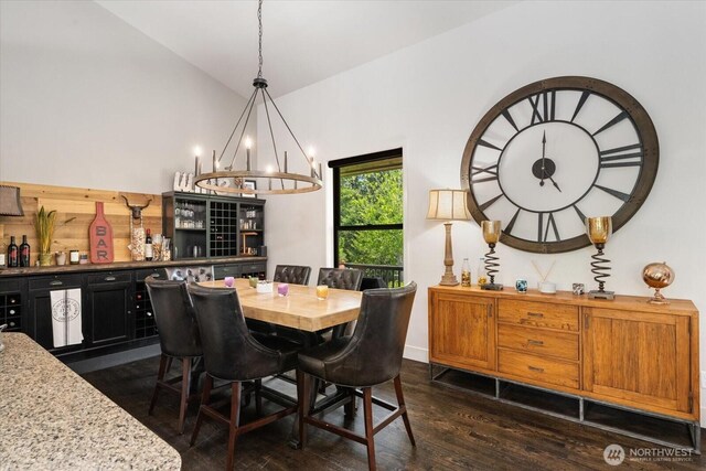 381 Pebble Beach Dr, Cle Elum, WA 98922 - dining room with dark wood-style flooring, a chandelier, a bar, and lofted ceiling