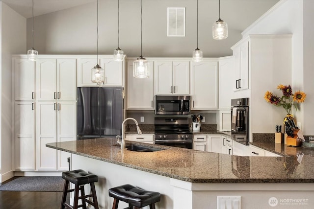 381 Pebble Beach Dr, Cle Elum, WA 98922 - kitchen featuring stainless steel appliances, a sink, white cabinetry, and dark stone countertops