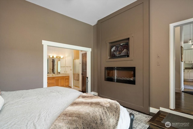381 Pebble Beach Dr, Cle Elum, WA 98922 - bedroom featuring baseboards and ensuite bath