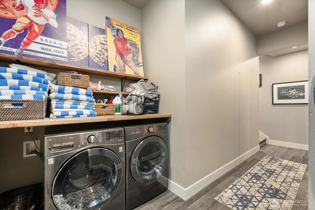381 Pebble Beach Dr, Cle Elum, WA 98922 - laundry room with washing machine and clothes dryer, baseboards, and wood finished floors