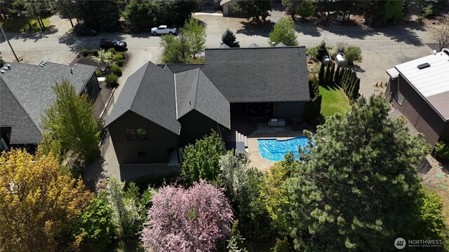 381 Pebble Beach Dr, Cle Elum, WA 98922 - aerial view of property and surrounding area featuring a pool