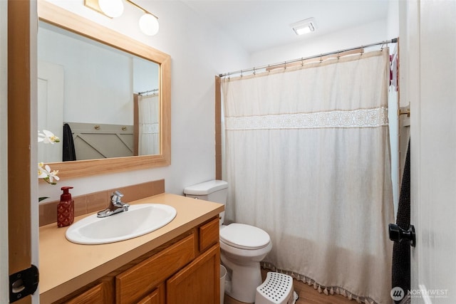 2707 Angel Ln, East Wenatchee, WA 98802 - bathroom with toilet, vanity, and curtained shower