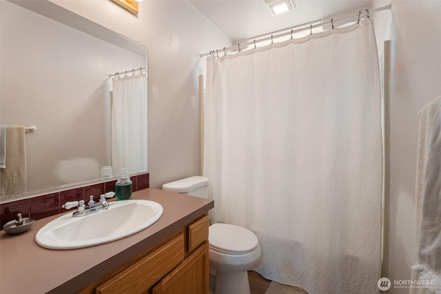 2707 Angel Ln, East Wenatchee, WA 98802 - full bath with toilet, vanity, and a shower with curtain