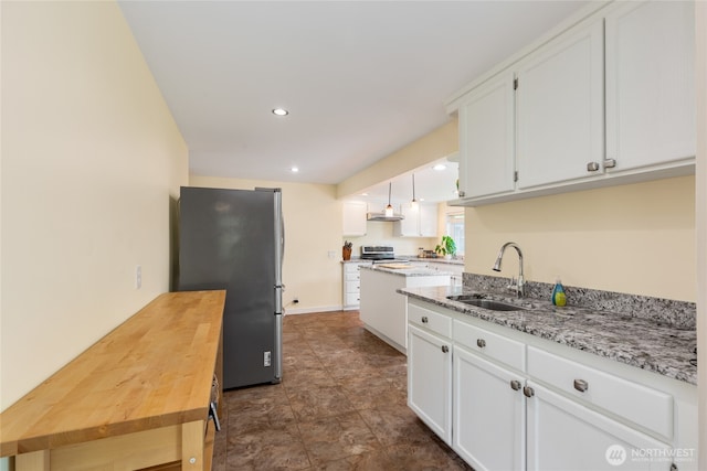 229 S 171st St, Burien, WA 98148 - kitchen with appliances with stainless steel finishes, a sink, white cabinetry, recessed lighting, and pendant lighting