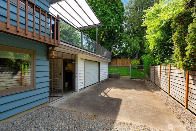 229 S 171st St, Burien, WA 98148 - garage with fence and driveway