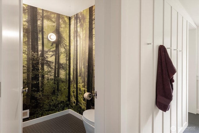 bathroom featuring toilet and baseboards