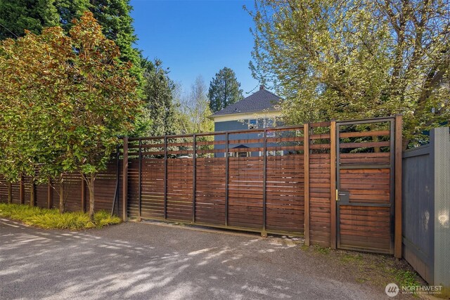 421 16th Ave E, Seattle, WA 98112 - gate featuring fence