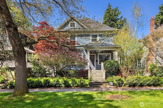 421 16th Ave E, Seattle, WA 98112 - traditional style home with a front yard