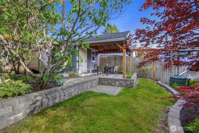 7508 13th Ave SW, Seattle, WA 98106 - view of yard with a patio