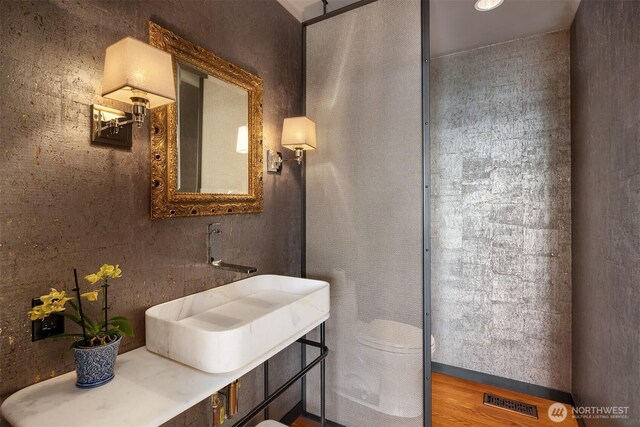 7703 W Mercer Way, Mercer Island, WA 98040 - bathroom with a sink