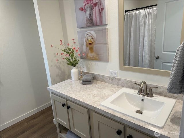 702 Bryce Pl SW, Mattawa, WA 99349 - bathroom with wood finished floors, vanity, and baseboards
