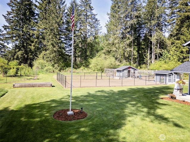 view of yard featuring an outbuilding