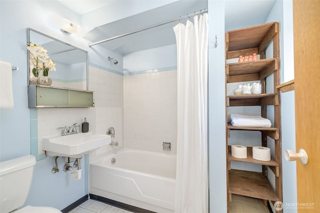 4839 S Mead St, Seattle, WA 98118 - bathroom with shower / bath combo with shower curtain, toilet, a sink, and decorative backsplash