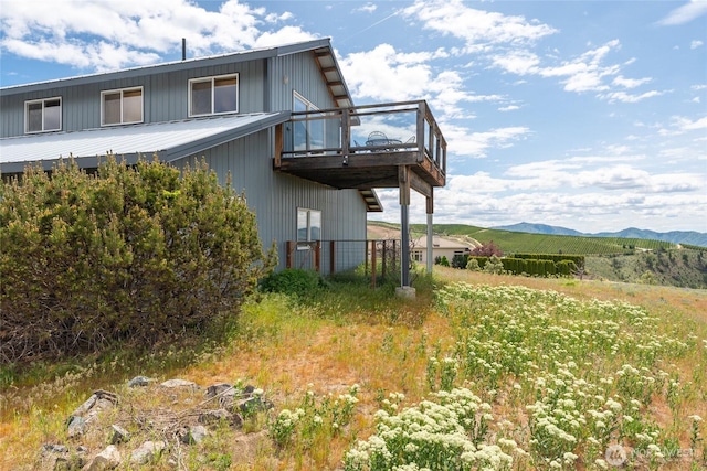 645 Chelan Trails Rd, Chelan, WA 98816 - view of side of home featuring a deck with mountain view