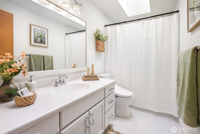 14431 Cascade Dr SE, Snohomish, WA 98296 - full bath featuring a skylight, toilet, and vanity
