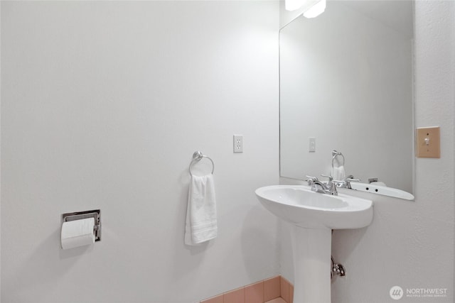 bathroom featuring a sink