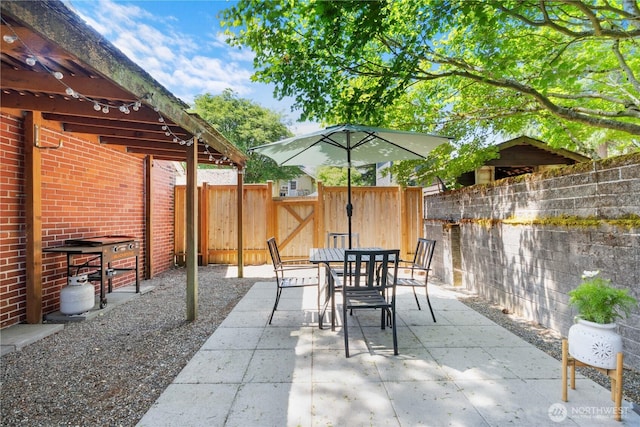 1510 N Mason Ave, Tacoma, WA 98406 - fenced backyard with a patio area and outdoor dining area