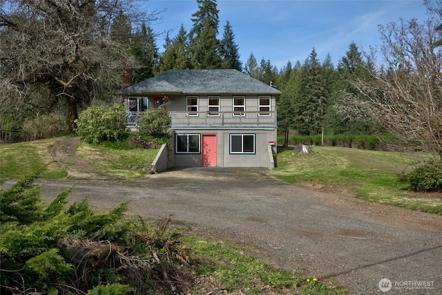 view of front of house featuring driveway and a front lawn
