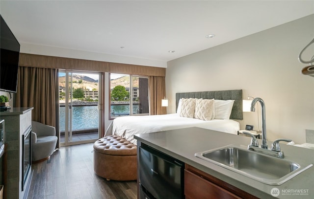 322 W Woodin Ave Unit 711, Chelan, WA 98816 - bedroom with a sink, access to outside, dark wood-style floors, a water view, and recessed lighting