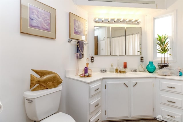 2101 S 324th St Unit 136, Federal Way, WA 98003 - bathroom with toilet, vanity, and a shower with shower curtain