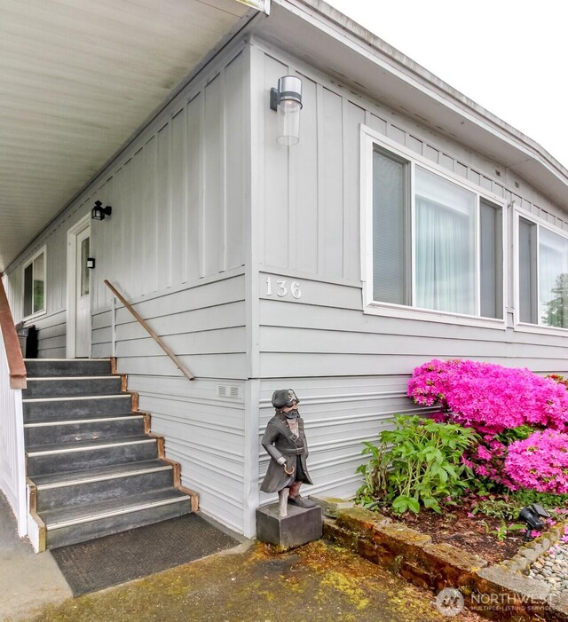 2101 S 324th St Unit 136, Federal Way, WA 98003 - view of home's exterior featuring covered porch
