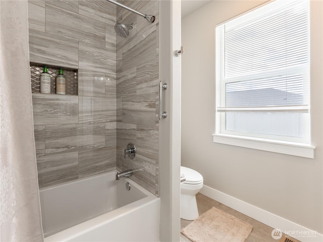 2611 Paisley St SE, East Wenatchee, WA 98802 - full bath featuring toilet, baseboards, and shower / bath combination with curtain