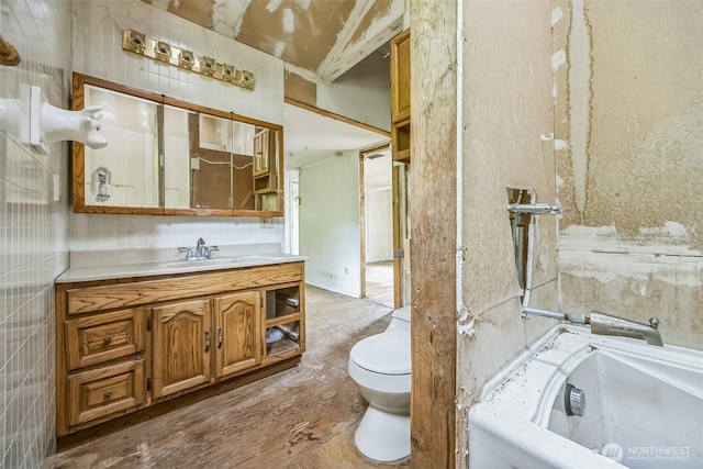 3122 Oas Dr W, University Place, WA 98466 - bathroom featuring toilet, vanity, and a tub