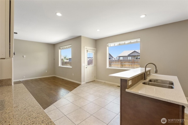 546 S Driftwood Ln, Moses Lake, WA 98837 - kitchen featuring a sink, healthy amount of natural light, light wood-style floors, baseboards, and recessed lighting