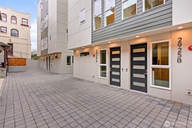 2925 Franklin Ave E Unit B, Seattle, WA 98102 - view of exterior entry featuring a patio