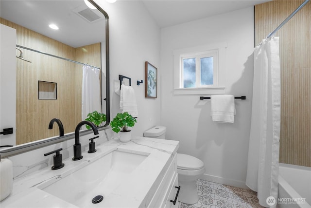 118 16th Ave, Seattle, WA 98122 - full bathroom featuring toilet, tile patterned flooring, vanity, a shower with shower curtain, and baseboards