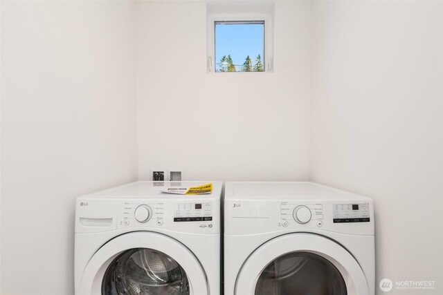 3831 59th Ave SW, Seattle, WA 98116 - clothes washing area featuring independent washer and dryer