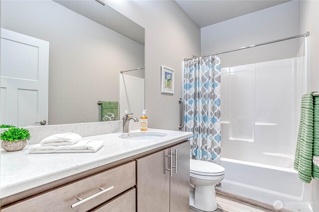 985 Spring Mountain Dr, Wenatchee, WA 98801 - bathroom featuring vanity, shower / tub combo with curtain, and wood finished floors