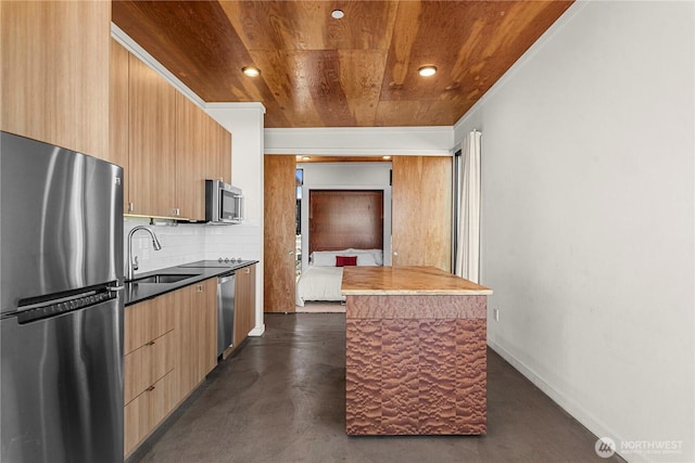 23692 NW Cliffe Pointe Rd Unit 6C, Quincy, WA 98848 - kitchen featuring stainless steel appliances, a sink, modern cabinets, wood ceiling, and concrete floors