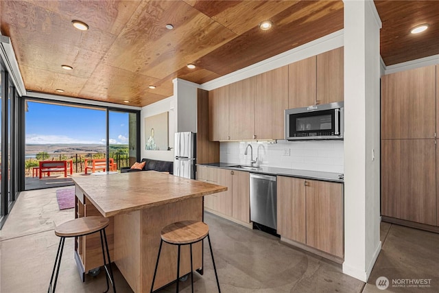 23692 NW Cliffe Pointe Rd Unit 6C, Quincy, WA 98848 - kitchen featuring stainless steel appliances, a sink, wood ceiling, a center island, and modern cabinets